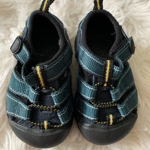 🍁Keen baby boy size4 waterproof sandals